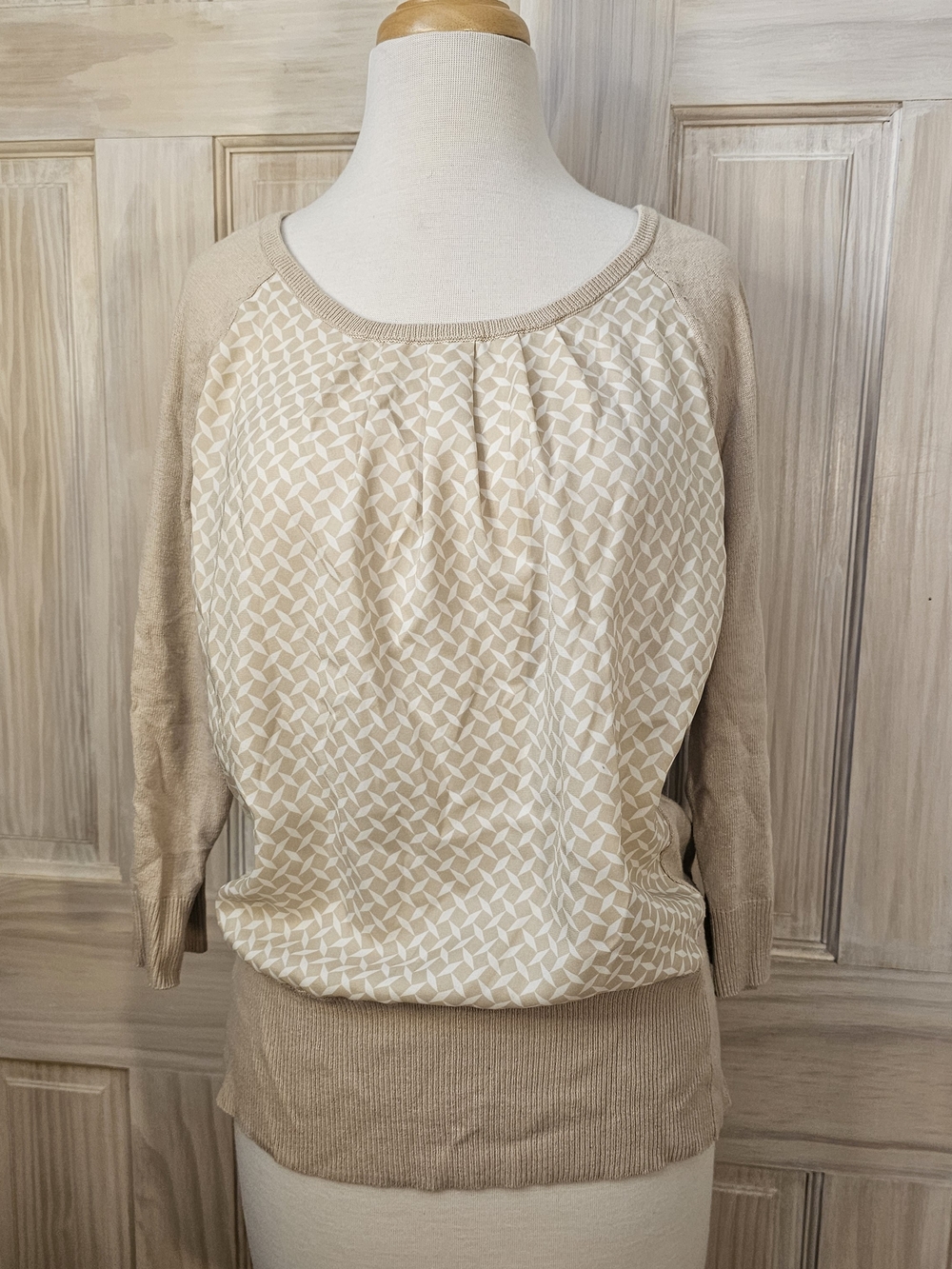New York & Company Beige Patterned Raglan Sweater In Size M